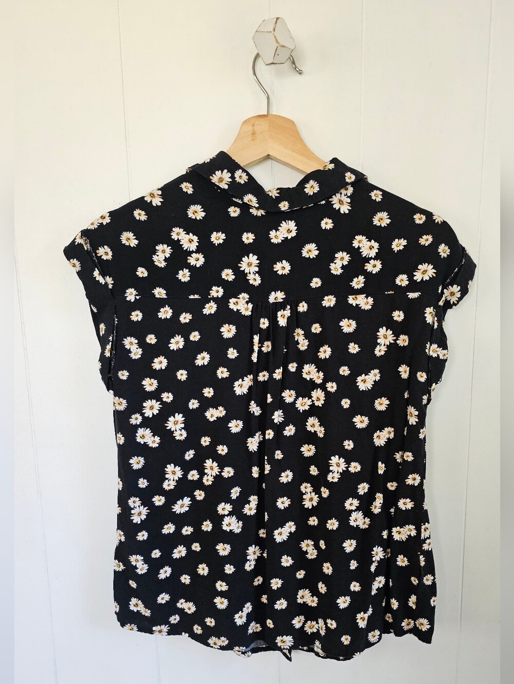 Daisy Print Button-Front Top - Picture 2 of 7